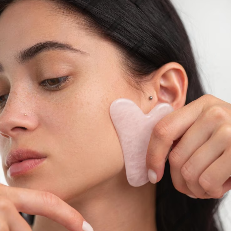 Gua-Sha et Rouleau Visage - À Nos Soins